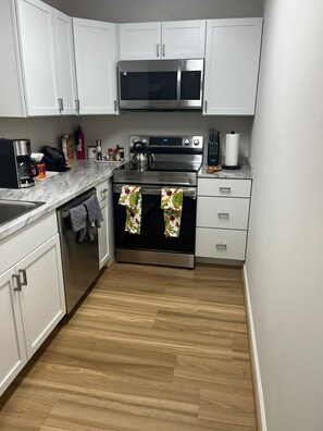 Private kitchen - Charming 1-bedroom house in superb Woodbridge with AC, WiFi and free parking  (Woodbridge)