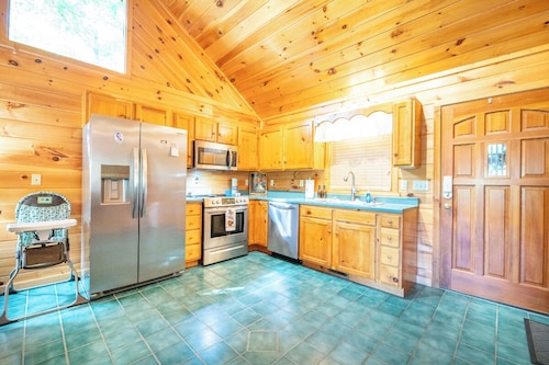 *Relaxing 3BD Cabin w/ HOT TUB! Fire Pit + Games!*