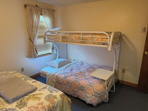 Room - Charming 3-bedroom house with AC and WiFi on Sandy Pond. (Sandy Creek)