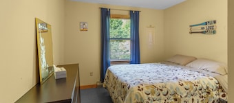 Charming 3-bedroom house with AC and WiFi on Sandy Pond.