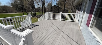 Charming 3-bedroom house with AC and WiFi on Sandy Pond.