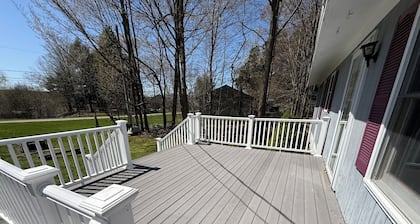 Charming 3-bedroom house with AC and WiFi on Sandy Pond.