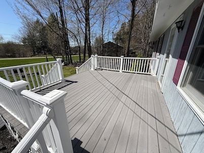 Charming 3-bedroom house with AC and WiFi on Sandy Pond.