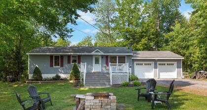 Charming 3-bedroom house with AC and WiFi on Sandy Pond.