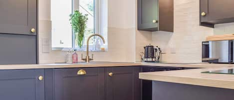 Een vaatwasser, een kinderstoel