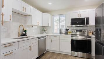 Jääkaappi, mikroaaltouuni, uuni, liesi