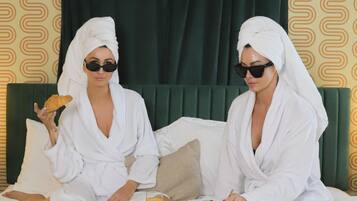 6 makuuhuonetta, työpöytä, silitysrauta/-lauta, vauvan matkasänky