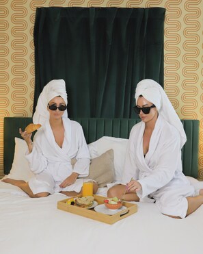 6 bedrooms, desk, iron/ironing board, travel cot - DECEMBER SALE! Sleeps 14 with Heated Pool. Close to Downtown + Beaches! (St. Petersburg)