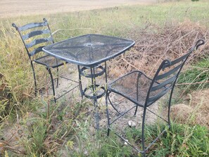 Outdoor dining - Charming campground in Belle Center with WiFi access (Belle Center)