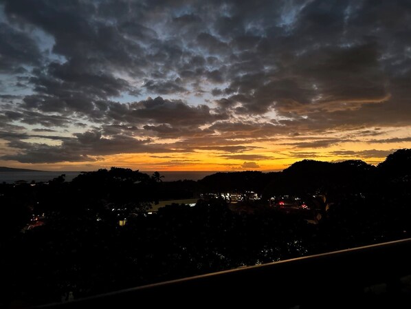 A sunset over a mountainous landscape with scattered clouds. - Experience paradise at Wailea Ekolu 104 with ocean views and Maui sunsets (Kihei)