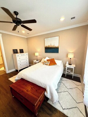 3 habitaciones, escritorio, wifi gratis y ropa de cama
