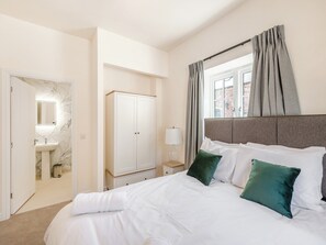 4 bedrooms, free WiFi, bed sheets, wheelchair access