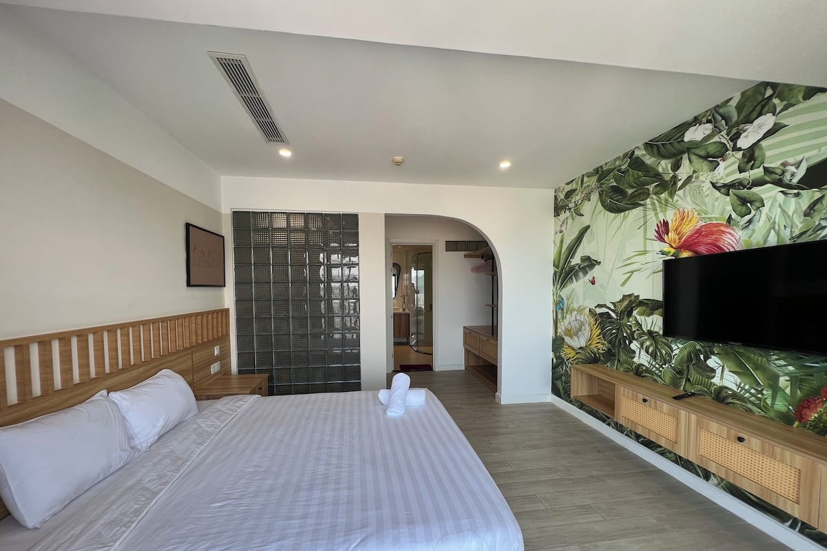 2 bedrooms, desk, laptop workspace, blackout curtains