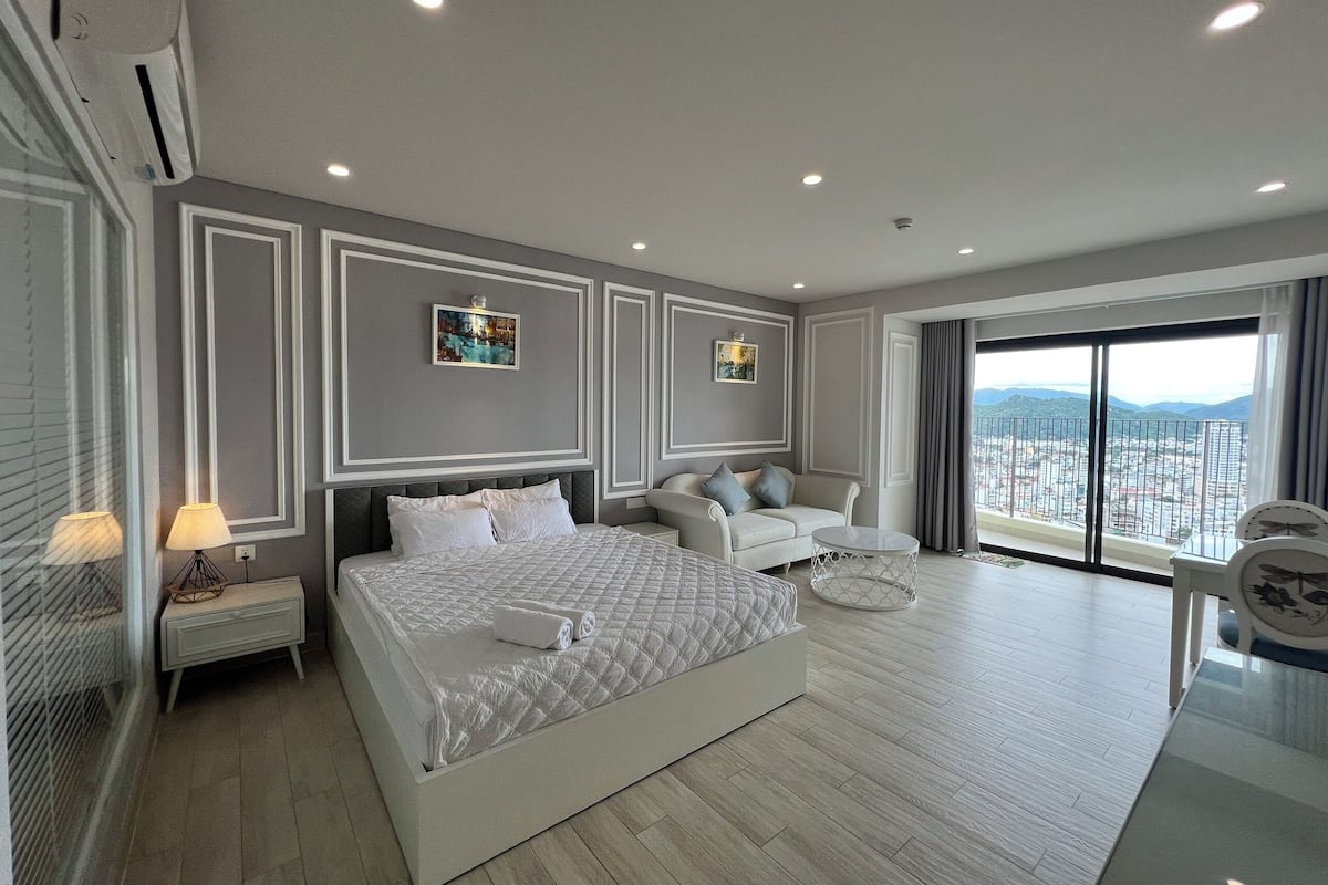 2 bedrooms, desk, laptop workspace, blackout curtains