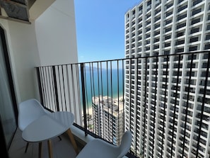 City appartement, 1 slaapkamer, balkon, uitzicht op het strand | Uitzicht vanaf balkon