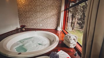 Deluxe Double Room, Balcony, Garden View | Private spa tub