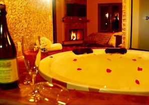 Chambre Double Deluxe, balcon, vue jardin | Salle de bain | Baignoire, articles de toilette gratuits, sĂšche-cheveux