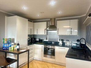 Kühlschrank, Mikrowelle, Ofen, Geschirrspüler