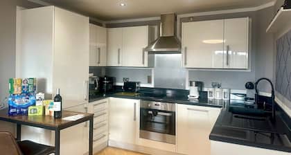 Fantastic River Views Apartment| Pass the Keys