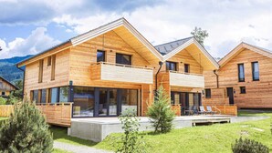 A modern wooden house with large windows and a balcony. - Amazing Penthouse With Sauna (Sankt Georgen am Kreischberg)