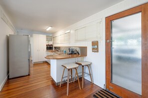 Een koelkast, een magnetron, een oven, een kookplaat