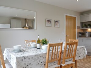 Dining - 3 bedroom accommodation in Arbroath (Arbroath)