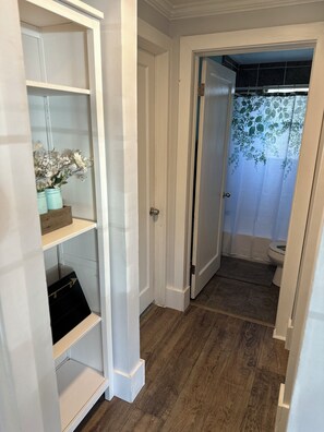 Hårføner, håndklær, såpe og sjampo