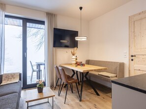 Apartment | Dining - Nice Apartment With Shared Pool (Sankt Martin am Tennengebirge)