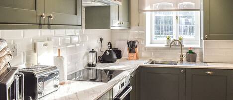 Een vaatwasser, een kinderstoel