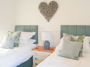 3 bedrooms, free WiFi, bed sheets - 3 bedroom accommodation in Amble by the Sea, near Morpeth (Amble by the Sea, near Morpeth)