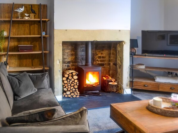 Fireplace - 3 bedroom accommodation in Amble by the Sea, near Morpeth (Amble by the Sea, near Morpeth)