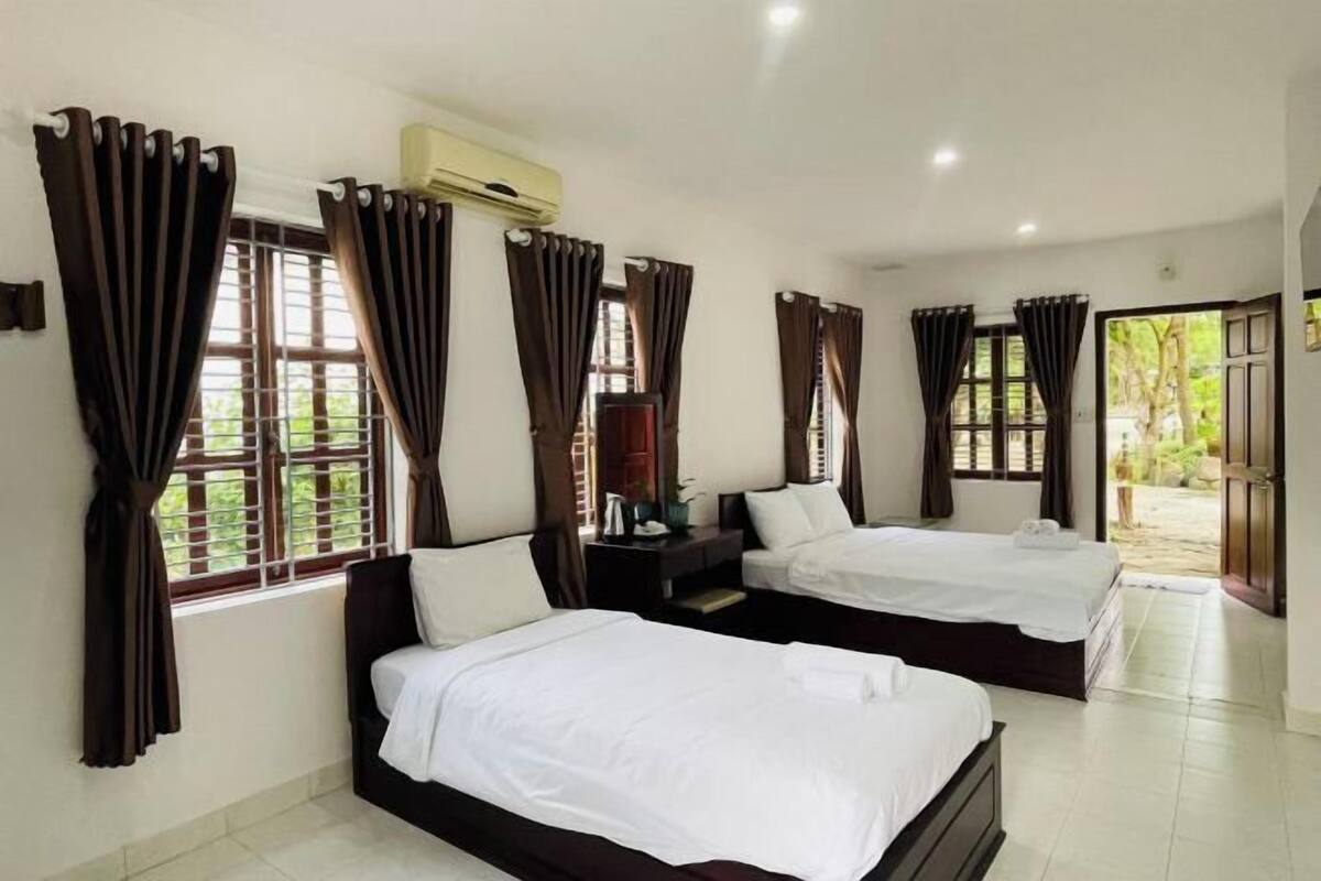 Egyptian cotton sheets, premium bedding, free minibar items, desk