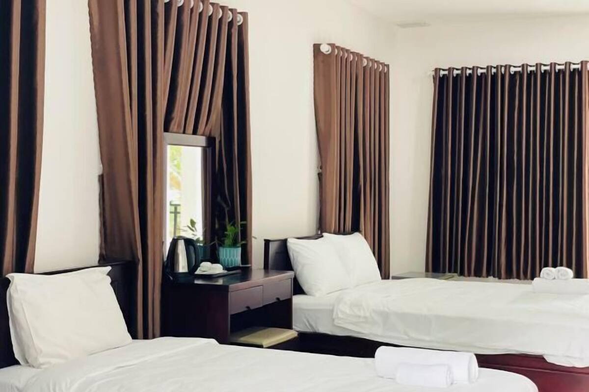 Egyptian cotton sheets, premium bedding, free minibar items, desk