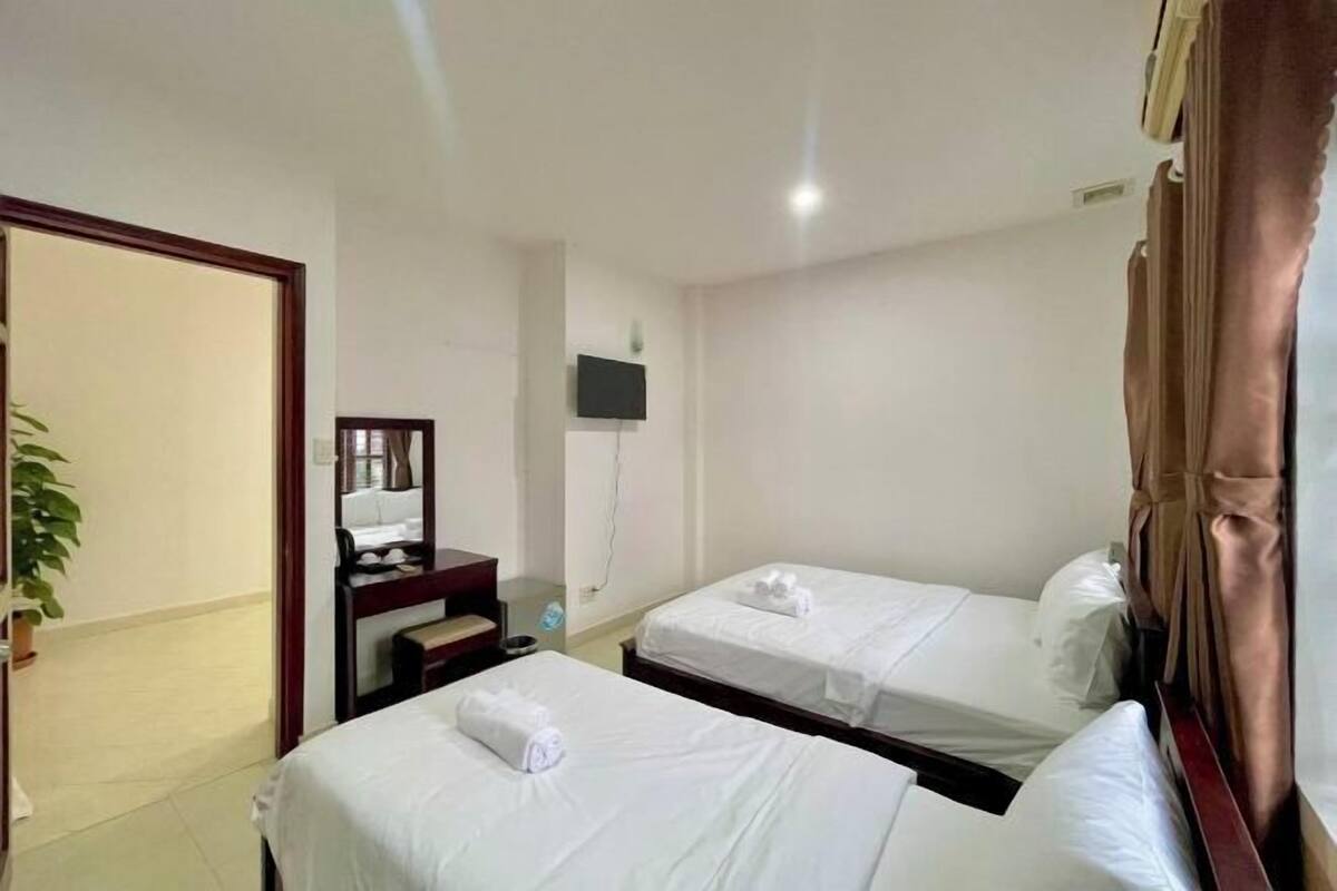 Egyptian cotton sheets, premium bedding, free minibar items, desk