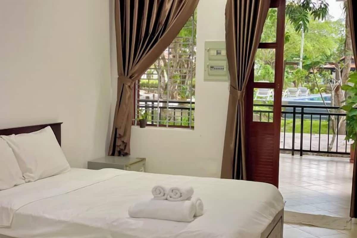 Egyptian cotton sheets, premium bedding, free minibar items, desk