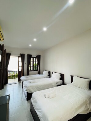 Dreibettzimmer, Balkon, Gartenblick