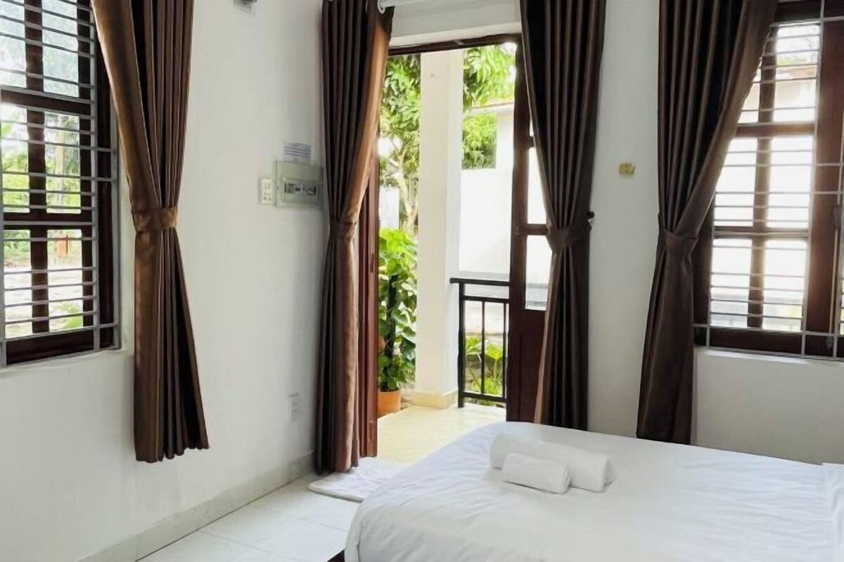 Egyptian cotton sheets, premium bedding, free minibar items, desk