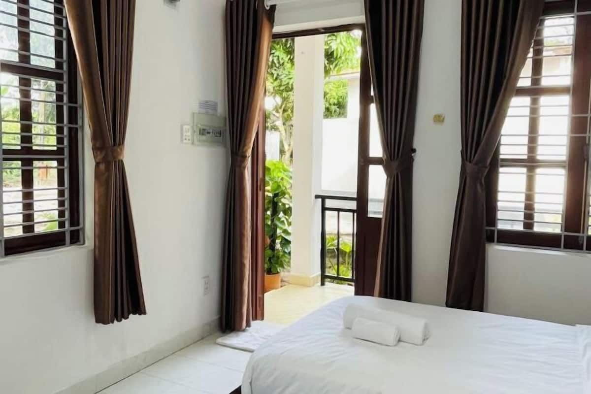Egyptian cotton sheets, premium bedding, free minibar items, desk