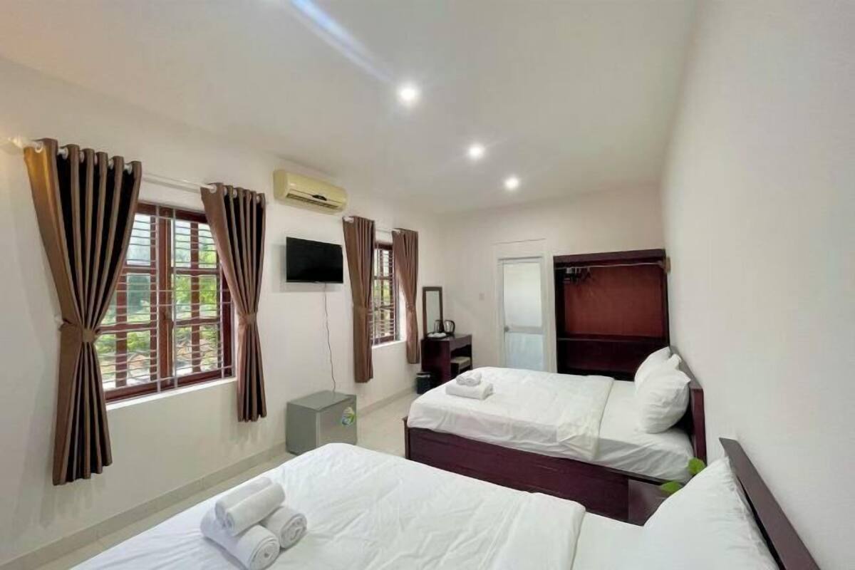Egyptian cotton sheets, premium bedding, free minibar items, desk