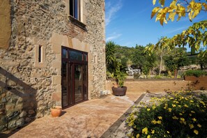 Exterior detail - Domaine Camí Romà, between sea and mountains, a haven of peace and nature. (L'Albiol)