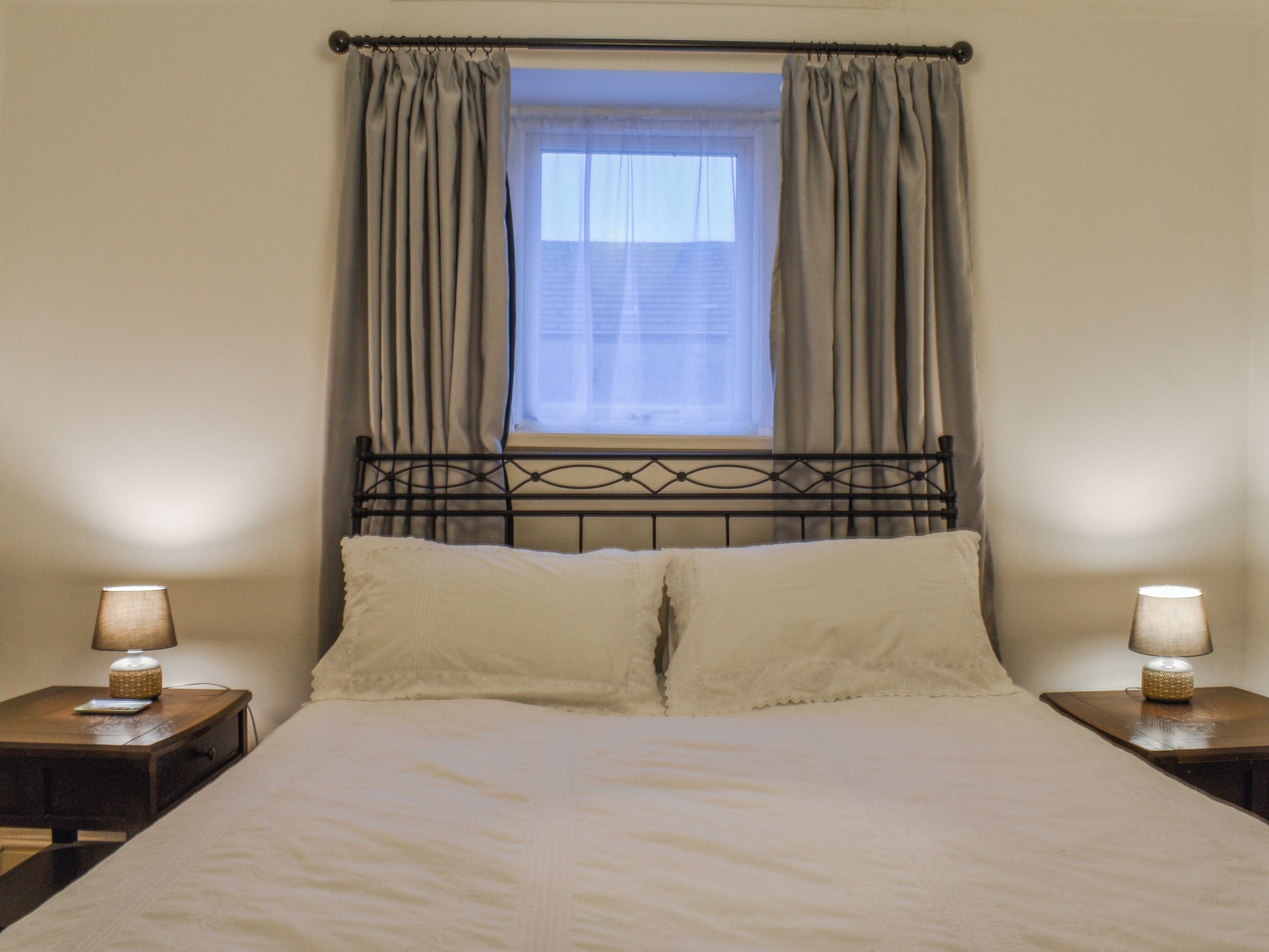 3 室のベッドルーム、WiFi (無料)、ベッドシーツ