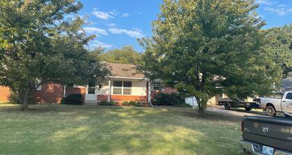 Sooner Nation’s Strawberry Hill!Close to OU,OBU,TinkerAFB,beautiful3 bed 2 bath