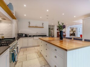 Een vaatwasser, een kinderstoel