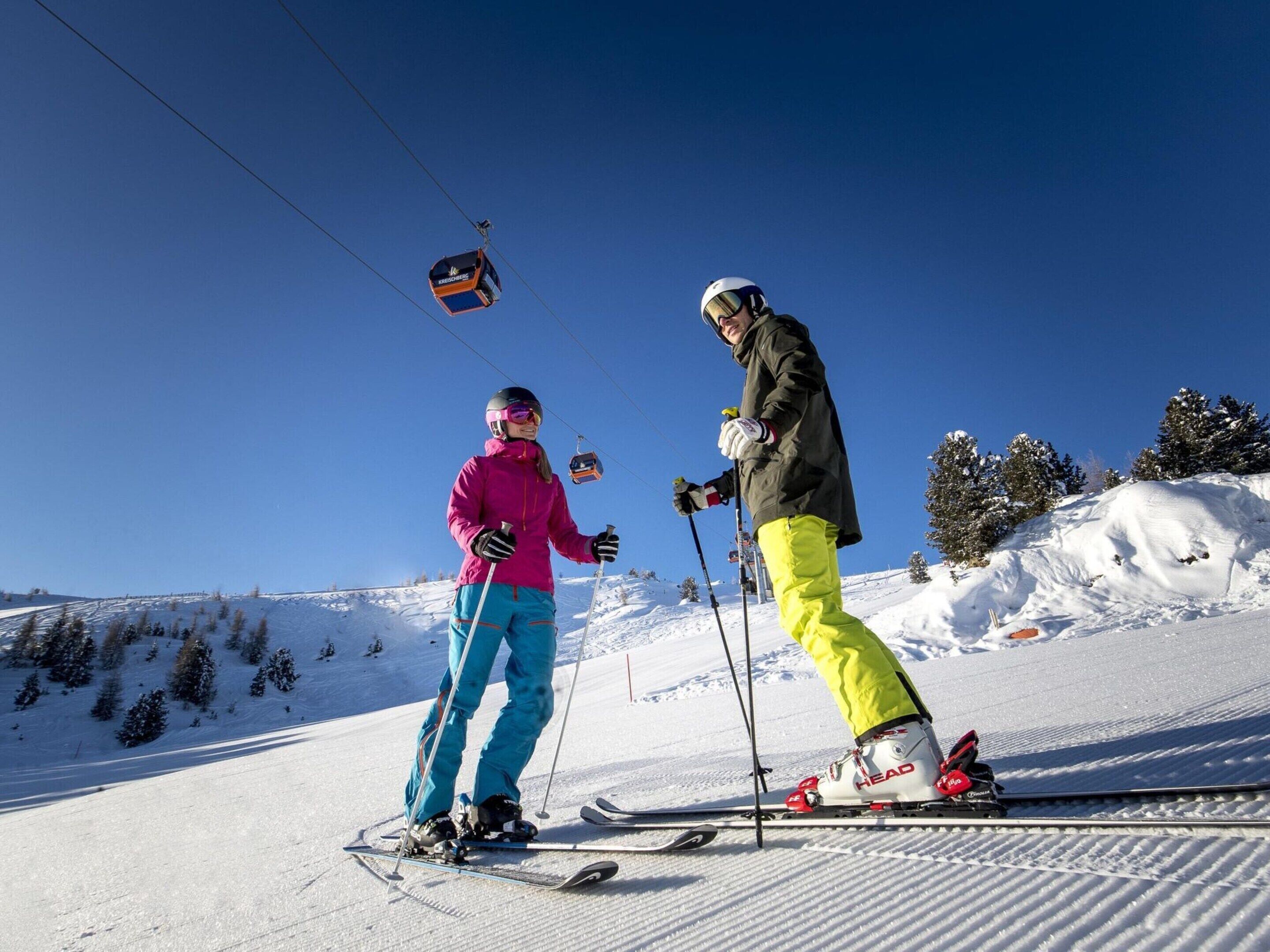 Eine Skipiste mit Skifahrern und einer Seilbahn.