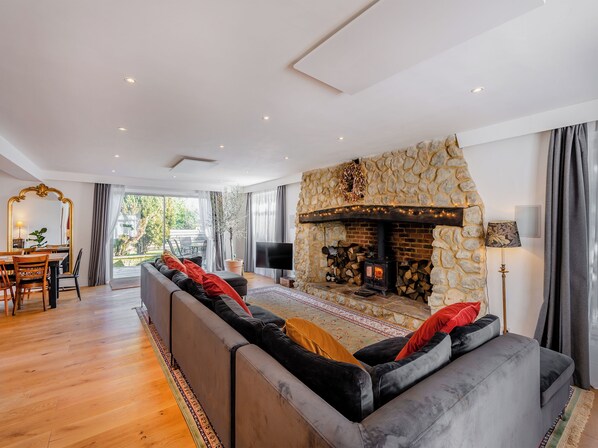 Fireplace - 8 bedroom accommodation in Bluebell Hill, near Chatham (Bluebell Hill, near Chatham)