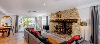 8 bedroom accommodation in Bluebell Hill, near Chatham