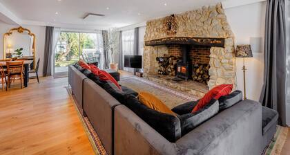 8 bedroom accommodation in Bluebell Hill, near Chatham