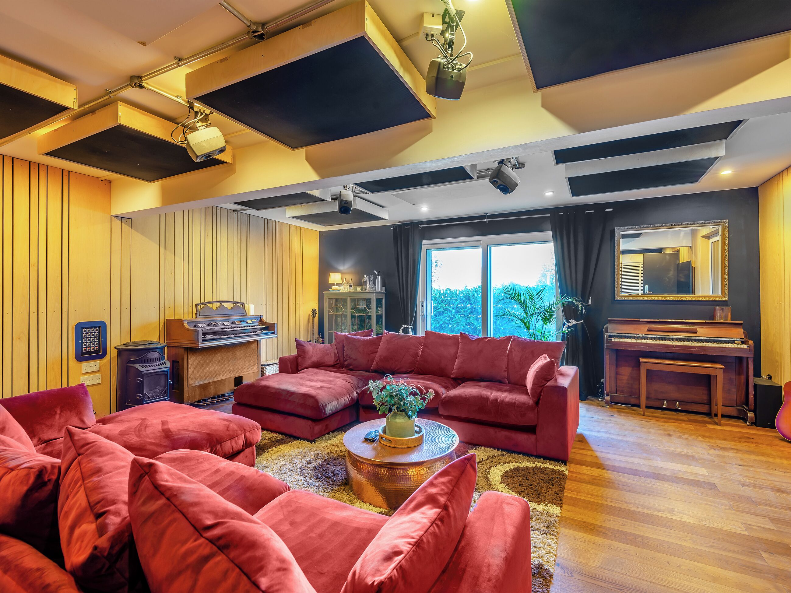 8 Bedroom Accommodation In Bluebell Hill, Near Chatham - Maidstone