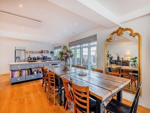 Dining - 8 bedroom accommodation in Bluebell Hill, near Chatham (Bluebell Hill, near Chatham)