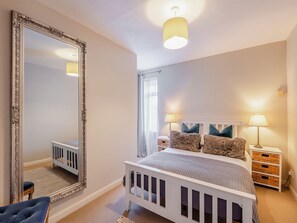 8 bedrooms, free WiFi, bed sheets - 8 bedroom accommodation in Bluebell Hill, near Chatham (Bluebell Hill, near Chatham)